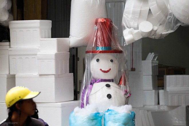 Thị trường đồ trang trí Noel: Xuất hiện nhiều món khủng với giá tiền triệu vẫn hút khách